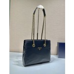 𝐏𝐑𝐀𝐃𝐀 Mid-vintage zipper model