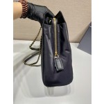 𝐏𝐑𝐀𝐃𝐀 Mid-vintage zipper model