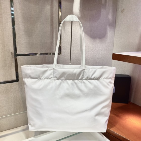 𝐏𝐑𝐀𝐃𝐀 Tote bag 1BG107