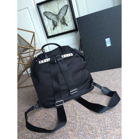 𝐏𝐑𝐀𝐃𝐀 Runway model shoulder bag