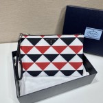 𝐏𝐑𝐀𝐃𝐀 2NH006 Triangle print clutch bag