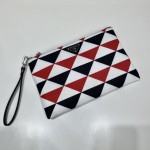 𝐏𝐑𝐀𝐃𝐀 2NH006 Triangle print clutch bag