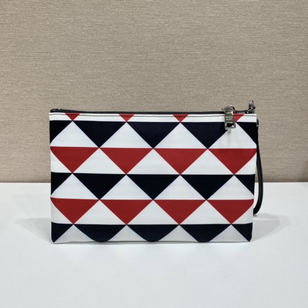 𝐏𝐑𝐀𝐃𝐀 2NH006 Triangle print clutch bag