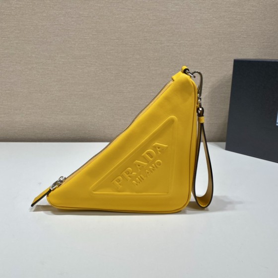 𝐏𝐑𝐀𝐃𝐀 Triangle Handbag 1NE039