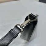 𝐏𝐑𝐀𝐃𝐀 Triangle Handbag 1NE039