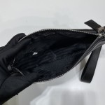 𝐏𝐑𝐀𝐃𝐀 Triangle Handbag 1NE039