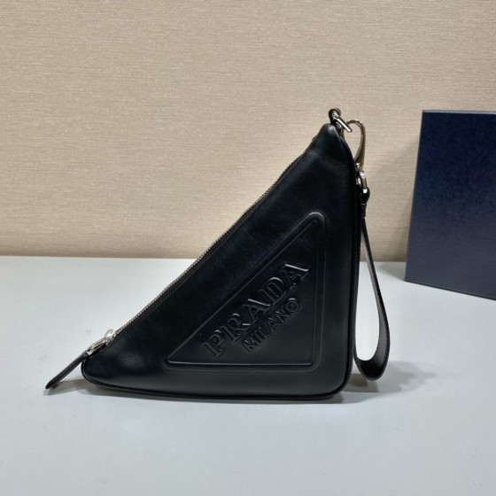 𝐏𝐑𝐀𝐃𝐀 Triangle Handbag 1NE039