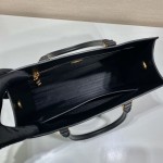 𝐏𝐑𝐀𝐃𝐀 Large Tootsie bag 1BA337