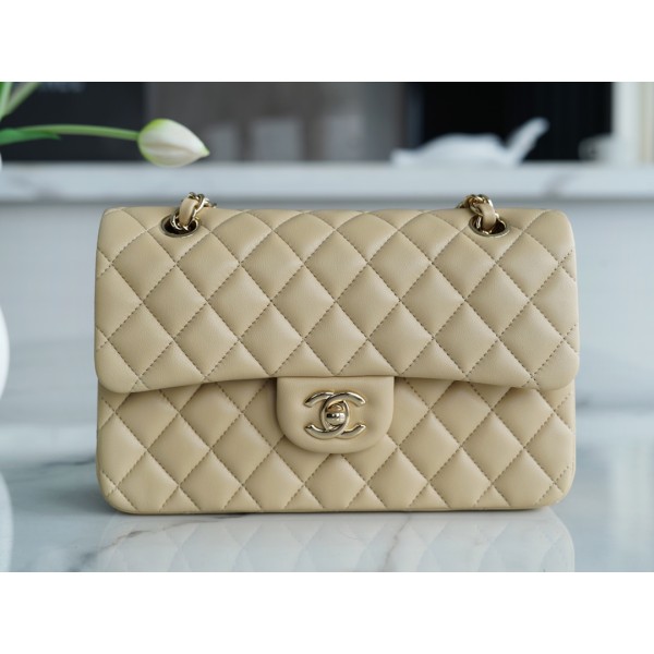 𝐂𝐇𝐀𝐍𝐄𝐋 Classic Flap Italy 🇮🇹 The 𝗚𝗥" Original Lambskin 🐑 Classic Mouth Flap Bag Small Light Almond 🔆