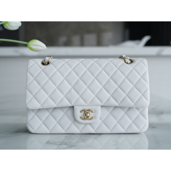 𝐂𝐇𝐀𝐍𝐄𝐋 Classic Flap Italy 🇮🇹 The 𝗚𝗥" Original Lambskin 🐑 Classic Flap Bag Medium White 👰