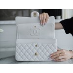 𝐂𝐇𝐀𝐍𝐄𝐋 Classic Flap Italy 🇮🇹 The 𝗚𝗥" Original Lambskin 🐑 Classic Flap Bag Medium White 👰