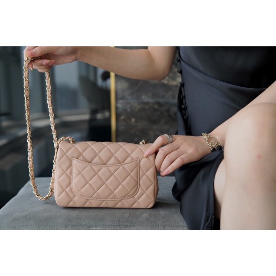 𝐂𝐇𝐀𝐍𝐄𝐋 Classic Flap Italy 🇮🇹 "𝗚𝗥" Original Lambskin 🐑 Classic Mouth Flap Bag Large 𝒎𝒊𝒏𝒊🔆 New Color Milk Tea Apricot 🧸ྀི ɞ