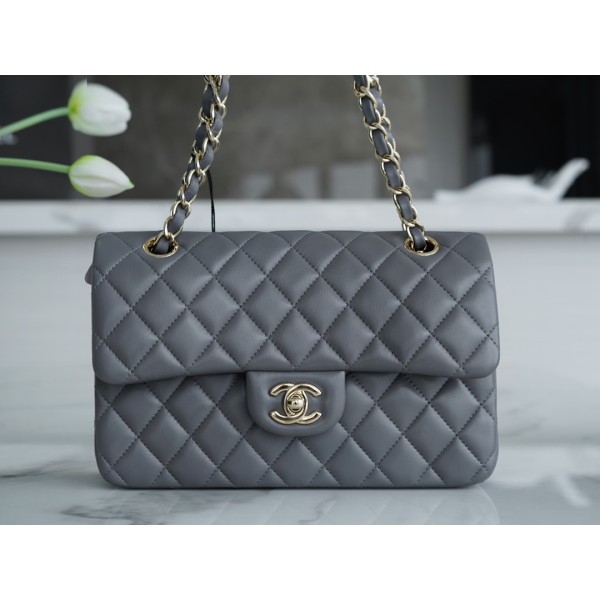 𝐂𝐇𝐀𝐍𝐄𝐋 Classic Flap Italy 🇮🇹 "𝗚𝗥" Original Lambskin 🐑 Classic Mouth Flap Bag Small 🔆 Dark Grey