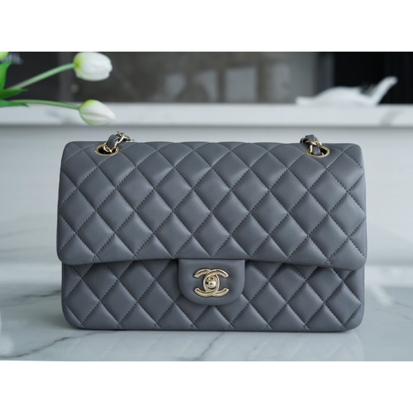 𝐂𝐇𝐀𝐍𝐄𝐋 Classic Flap Italy 🇮🇹 The 𝗚𝗥" Original Lambskin 🐑 Classic Flap Bag Medium 🧸 Dark Grey
