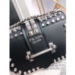 𝐏𝐑𝐀𝐃𝐀 1BH018 Classic Hot