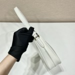 𝐏𝐑𝐀𝐃𝐀 1BC204B Hand Carry Underarm Bag