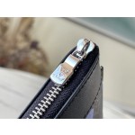 𝐋𝐎𝐔𝐈𝐒 𝐕𝐔𝐈𝐓𝐓𝐎𝐍   M81848