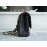 𝐂𝐇𝐀𝐍𝐄𝐋 Classic Flap washed cowhide is made from the most delicate newborn calves Washed fetal cow Medium 🤎 Coffee