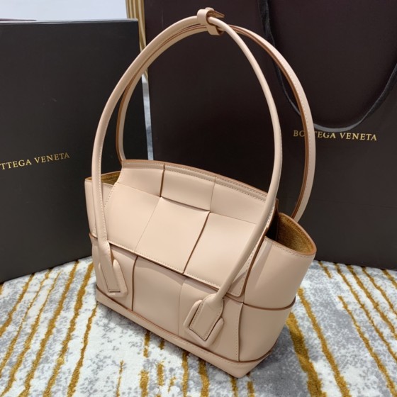 Bottega Veneta  𝙏𝙝𝙚 𝘼𝙧𝙘𝙤 𝟯𝟯 #575943