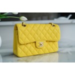 𝐂𝐇𝐀𝐍𝐄𝐋 Classic Flap washed cowhide is made from the most delicate calves just born washed fetal cow small lemon yellow 🍋