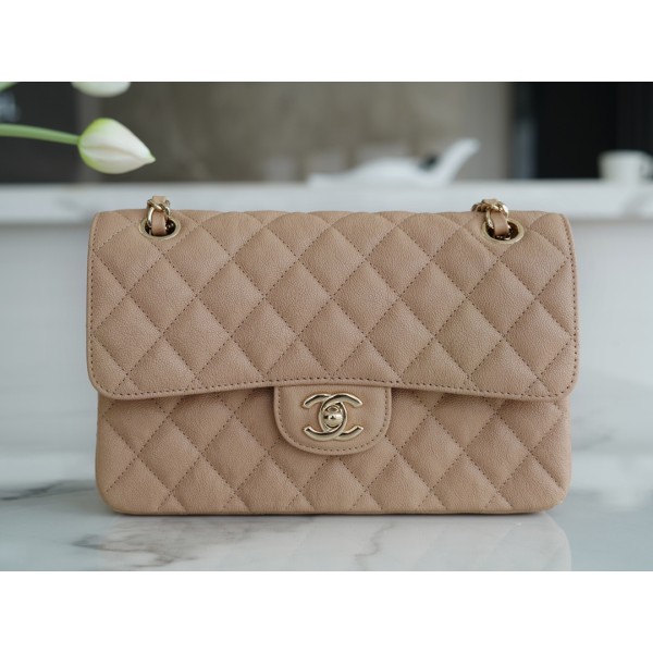 𝐂𝐇𝐀𝐍𝐄𝐋 Classic Flap washed cowhide is made from the most delicate calves just born Washed fetal cow small Khaki 🍂