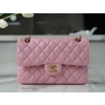 𝐂𝐇𝐀𝐍𝐄𝐋 Classic Flap washed cowhide is made from the most delicate newborn calf Washed fetal cow Jr. pearlescent powder 🌸