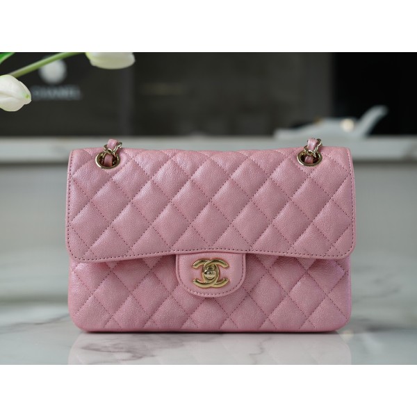 𝐂𝐇𝐀𝐍𝐄𝐋 Classic Flap washed cowhide is made from the most delicate newborn calf Washed fetal cow Jr. pearlescent powder 🌸