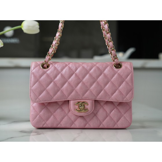 𝐂𝐇𝐀𝐍𝐄𝐋 Classic Flap washed cowhide is made from the most delicate newborn calf Washed fetal cow Jr. pearlescent powder 🌸