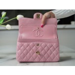 𝐂𝐇𝐀𝐍𝐄𝐋 Classic Flap washed cowhide is made from the most delicate newborn calf Washed fetal cow Jr. pearlescent powder 🌸