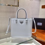 𝐏𝐑𝐀𝐃𝐀 Large Toilet Bag 1BA330