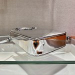 𝐏𝐑𝐀𝐃𝐀 Small Towing Bag 1BA331