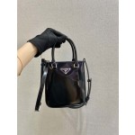 𝐏𝐑𝐀𝐃𝐀 Small Towing Bag 1BA331