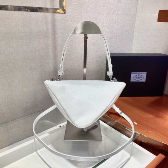 𝐏𝐑𝐀𝐃𝐀 New Women's Bag  1BA315