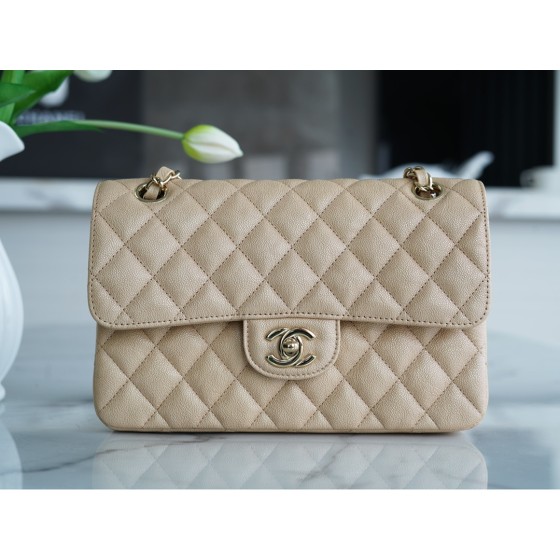 𝐂𝐇𝐀𝐍𝐄𝐋 Classic Flap washed cowhide is made from the most delicate newborn calf Washed fetal cow Small Champagne apricot 🥂