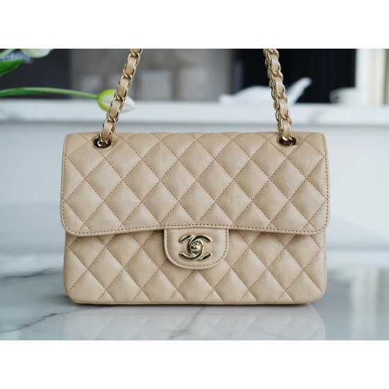 𝐂𝐇𝐀𝐍𝐄𝐋 Classic Flap washed cowhide is made from the most delicate newborn calf Washed fetal cow Small Champagne apricot 🥂