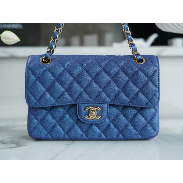 𝐂𝐇𝐀𝐍𝐄𝐋 Classic Flap washed cowhide is made from the most delicate newborn calf Washed fetal cow Small Champagne apricot 🥂