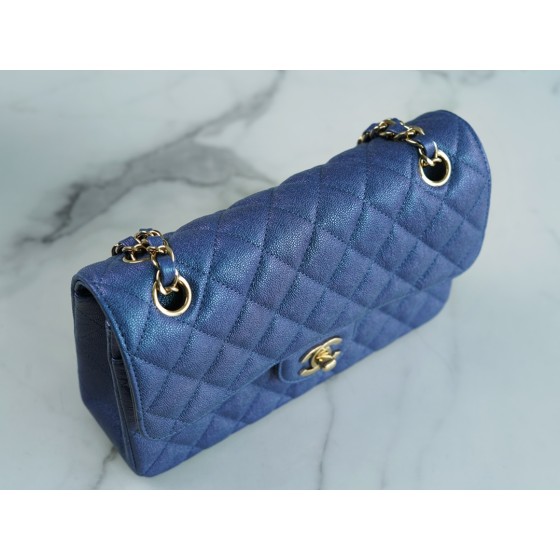 𝐂𝐇𝐀𝐍𝐄𝐋 Classic Flap washed cowhide is made from the most delicate newborn calf Washed fetal cow Small Champagne apricot 🥂