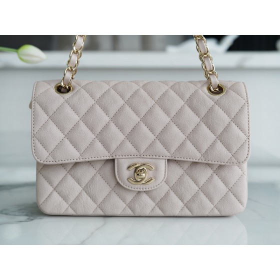 𝐂𝐇𝐀𝐍𝐄𝐋 Classic Flap washed cowhide is made from the most delicate newborn calves washed fetal cow small light apricot