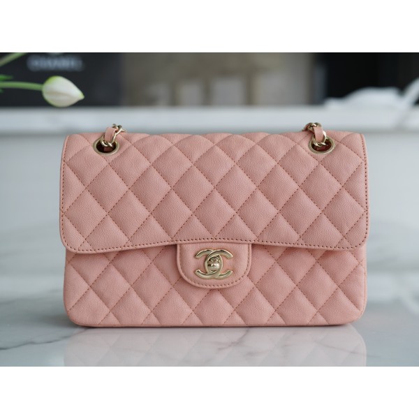 𝐂𝐇𝐀𝐍𝐄𝐋 Classic Flap washed cowhide is made from the most delicate calves just born Washed fetal cow Small Coral Pink🦩