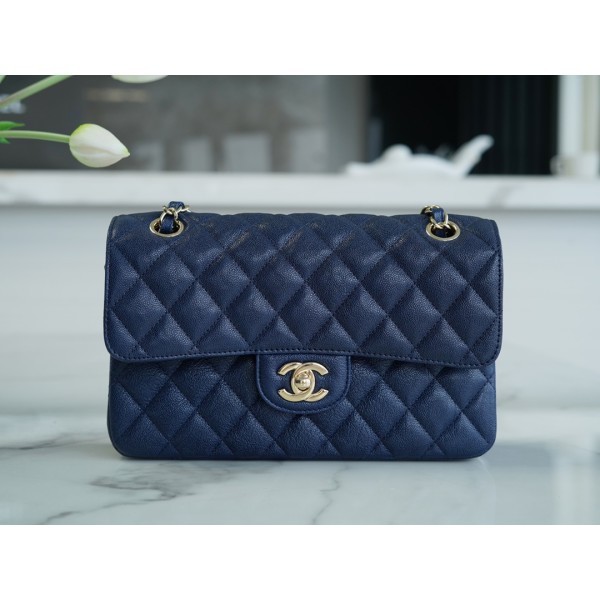 𝐂𝐇𝐀𝐍𝐄𝐋 Classic Flap washed cowhide is made from the most delicate calves just born Washed fetal cow Small Starsky Blue💙