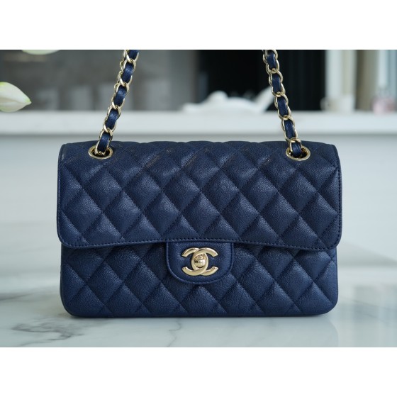 𝐂𝐇𝐀𝐍𝐄𝐋 Classic Flap washed cowhide is made from the most delicate calves just born Washed fetal cow Small Starsky Blue💙