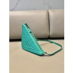 𝐏𝐑𝐀𝐃𝐀 Triangular bag 1NQ043