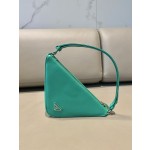 𝐏𝐑𝐀𝐃𝐀 Triangular bag 1NQ043