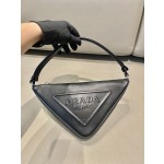 𝐏𝐑𝐀𝐃𝐀 Triangular bag 1NQ043