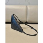 𝐏𝐑𝐀𝐃𝐀 Triangular bag 1NQ043