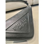 𝐏𝐑𝐀𝐃𝐀 Triangular bag 1NQ043