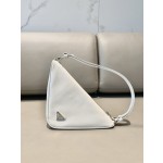 𝐏𝐑𝐀𝐃𝐀 Triangular bag 1NQ043