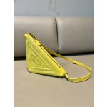 𝐏𝐑𝐀𝐃𝐀 Triangular bag 1NQ043