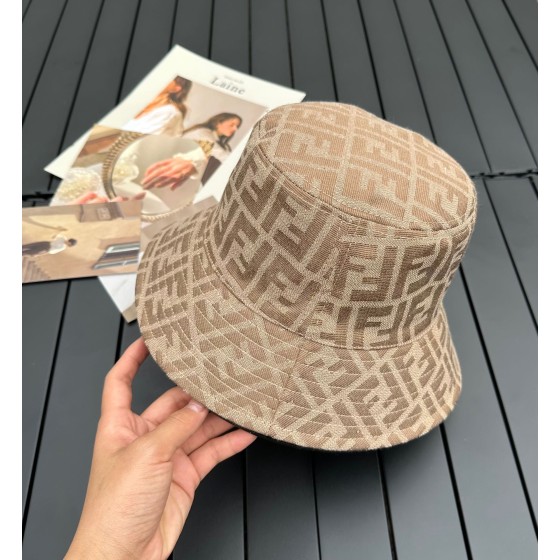 Fendi presbyopic letters 2⃣️ Wearing a fisherman hat