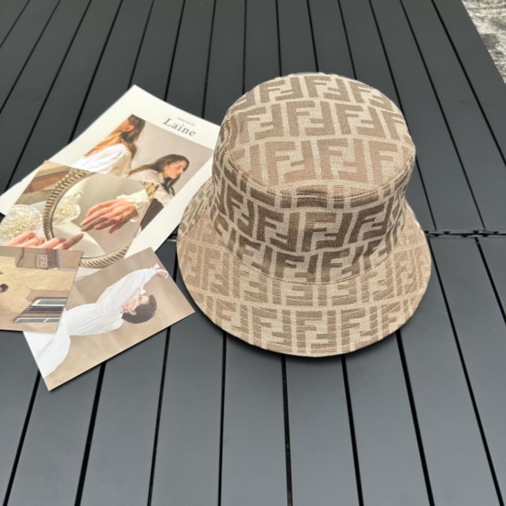 Fendi presbyopic letters 2⃣️ Wearing a fisherman hat